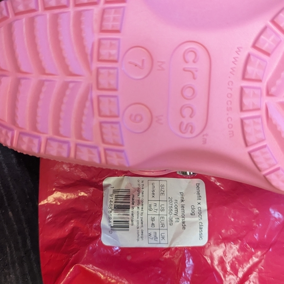 Benefit X Crocs Classic Clog (Barbie inspired) - Picture 4 of 4